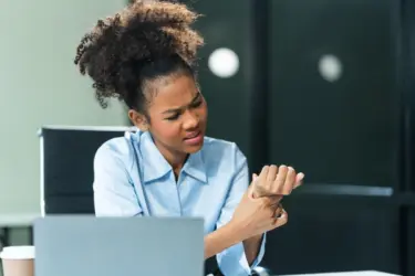 why does my wrist hurt woman with painful wrist at work